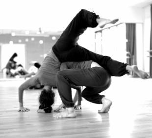 Cours de contact improvisation - tous niveaux - salle de danse du gymnase Breguet - Paris, France