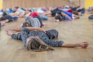 Tisser L'écoute - contact improvisation & pratiques somatiques - salle de danse du gymnase Breguet - Paris, France