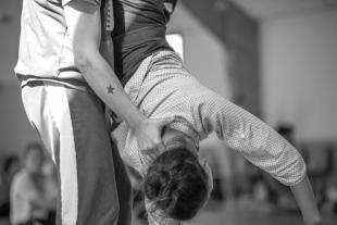 Cours de contact improvisation - appronfondissement - salle de danse du gymnase Breguet - Paris, France