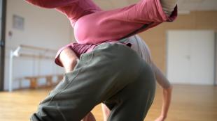 Pratique matinale de contact improvisation - salle de danse du gymnase Breguet - Paris, France